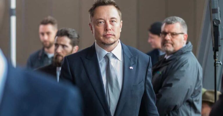 Elon Musk Joins AI Fight, Foresees Dark Days for Employment Elon Musk Joins AI Fight, Foresees Dark Days for Employment