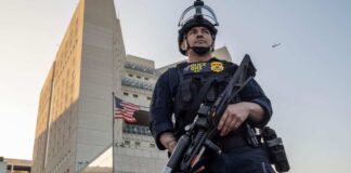 Ringo Chiu / Shutterstock.com